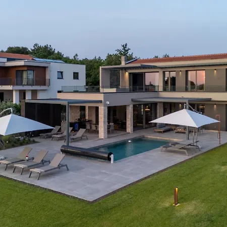 Βίλα Visignano Near Porec For 8 People With 49 M2 Heated Pool, Wellness & Sea View *