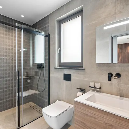 فيلة Visignano Near Porec For 8 People With 49 M2 Heated Pool, Wellness & Sea View