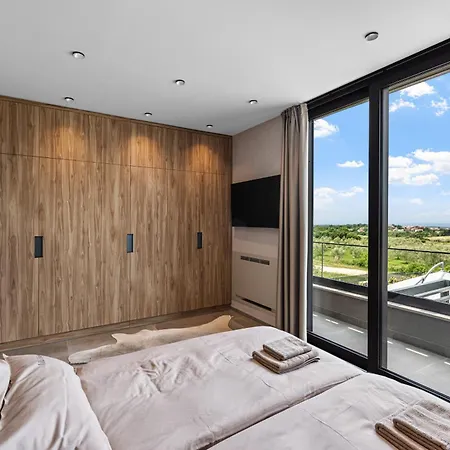 Βίλα Visignano Near Porec For 8 People With 49 M2 Heated Pool, Wellness & Sea View