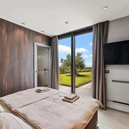 Visignano Near Porec For 8 People With 49 M2 Heated Pool, Wellness & Sea View