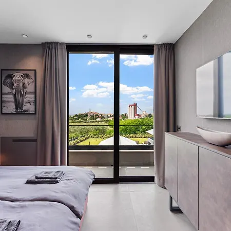 Visignano Near Porec For 8 People With 49 M2 Heated Pool, Wellness & Sea View فيلة *