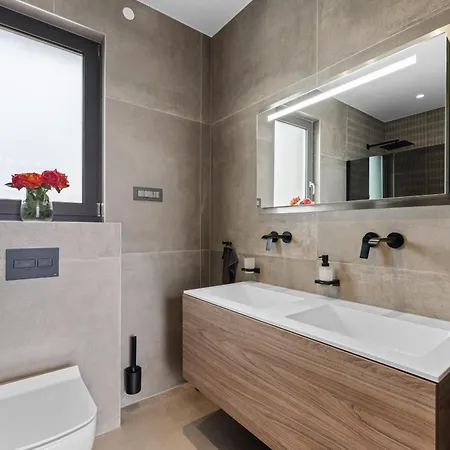 فيلة Visignano Near Porec For 8 People With 49 M2 Heated Pool, Wellness & Sea View Višnjan