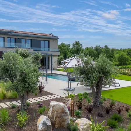 Βίλα Visignano Near Porec For 8 People With 49 M2 Heated Pool, Wellness & Sea View
