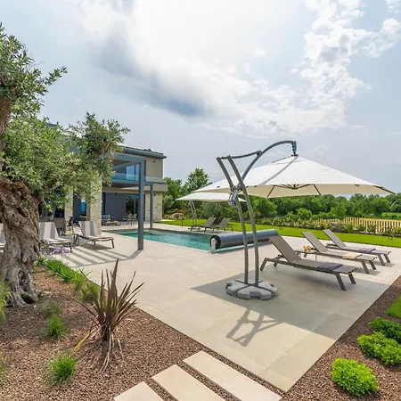 فيلة Visignano Near Porec For 8 People With 49 M2 Heated Pool, Wellness & Sea View *
