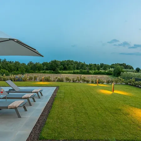 Visignano Near Porec For 8 People With 49 M2 Heated Pool, Wellness & Sea View * Višnjan